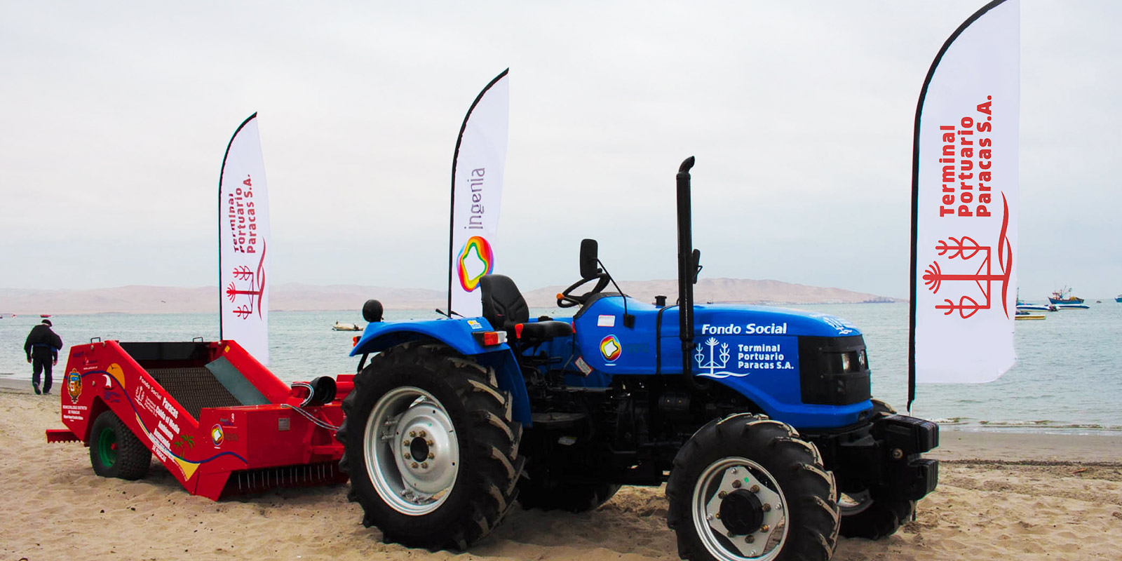 Donación de tractor y máquina para limpieza de playas