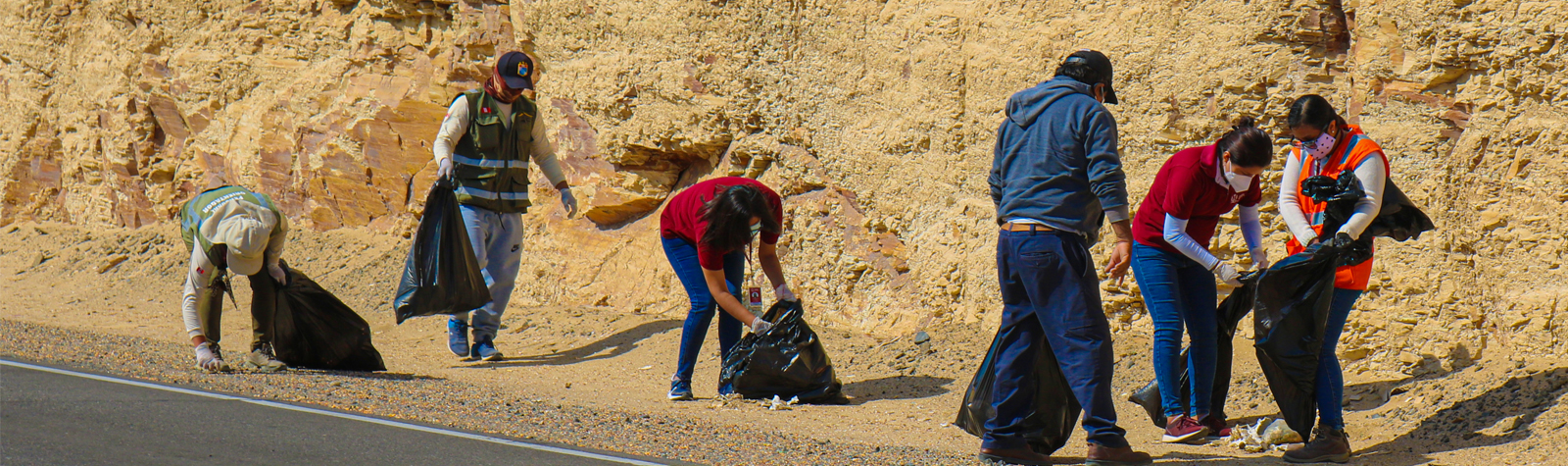 CAMPAÑA DE LIMPIEZA EN LA CARRETERA DE LA RESERVA DE PARACAS